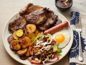 Plato combinado de chuleta de cerdo