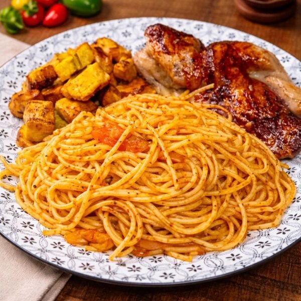 Medio pollo con espaguetis y plátanos