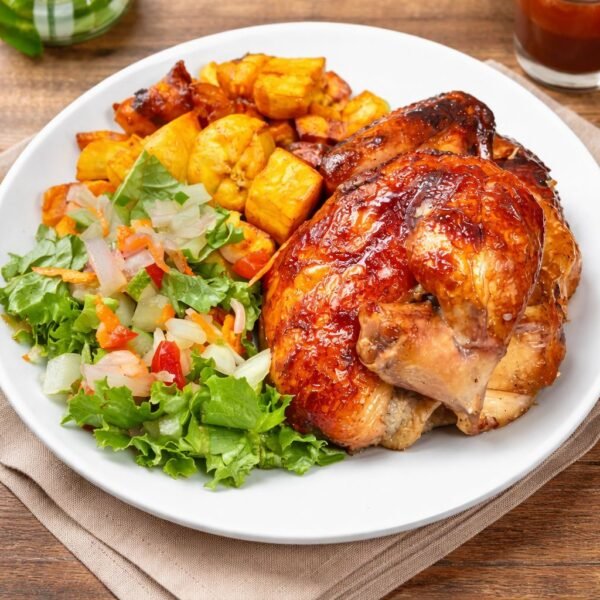 Medio pollo con plátano y ensalada