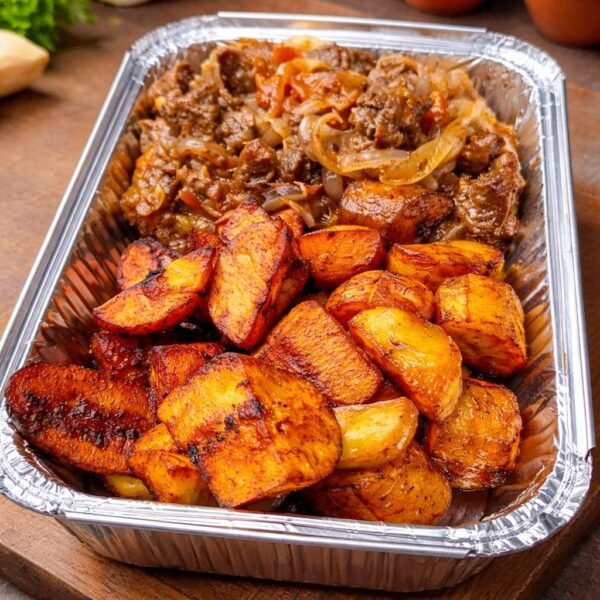 Carne troceada con plátano