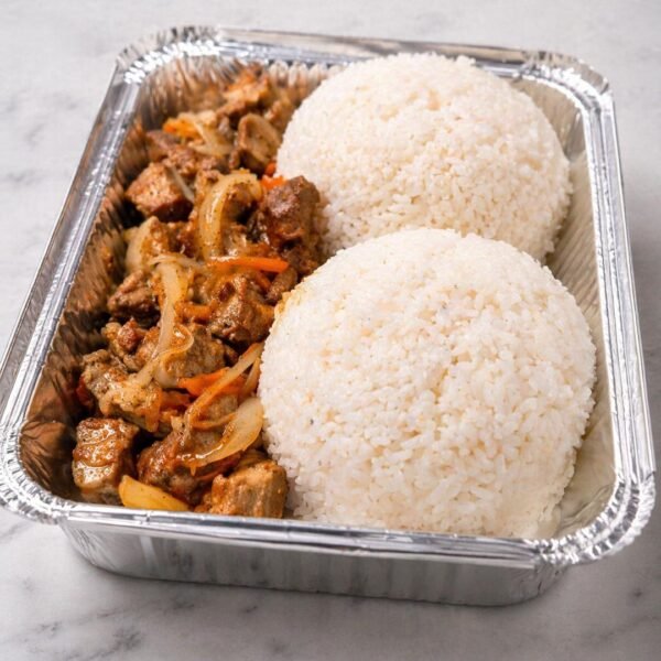 Carne troceada con dos bolas de arroz