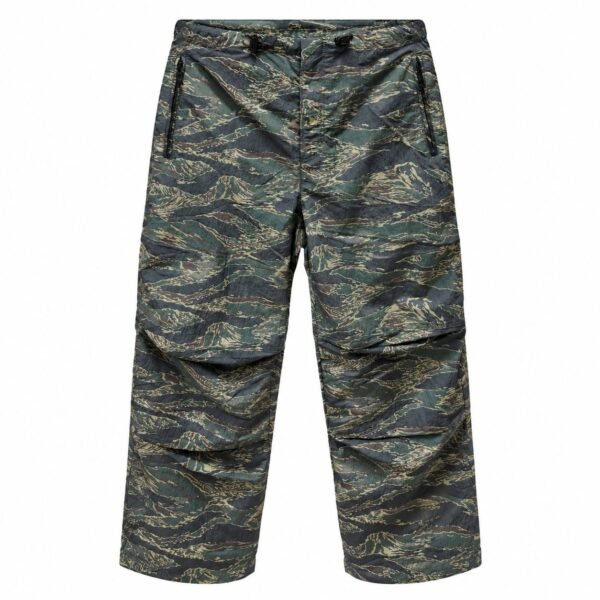 Pantalón corto estilo bermuda Diesel con estampado de camuflaje.