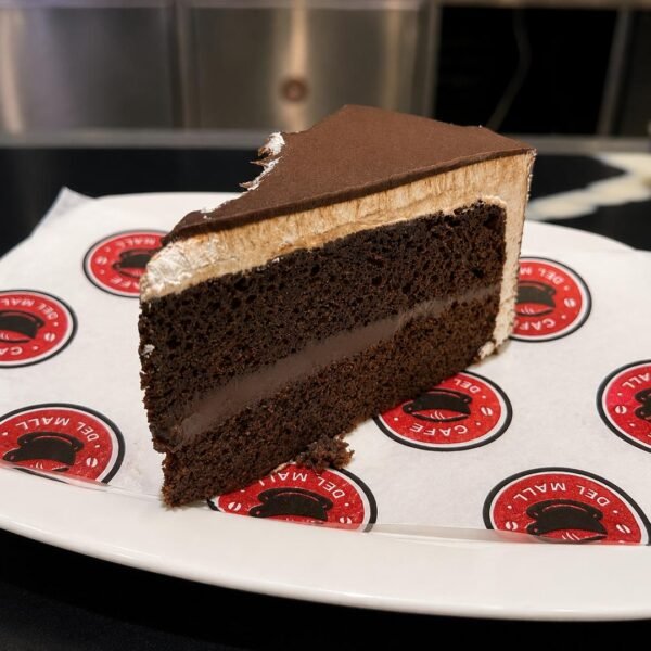 Trozo de pastel de chocolate negro